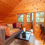 Сasa de vacaciones Large Luxury Log Getaway