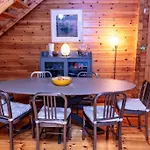 Large Luxury Log Getaway *