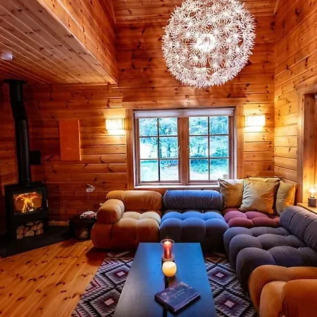 בית נופש Large Luxury Log Getaway