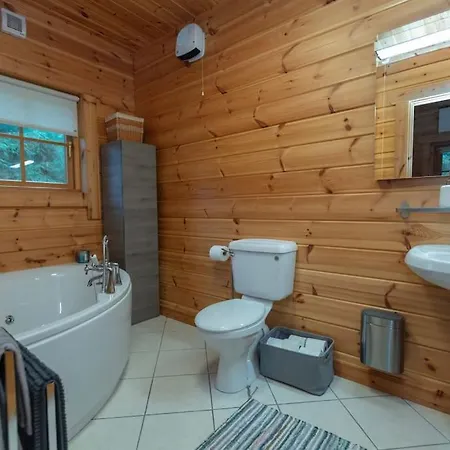 Large Luxury Log Getaway * 百利科内尔