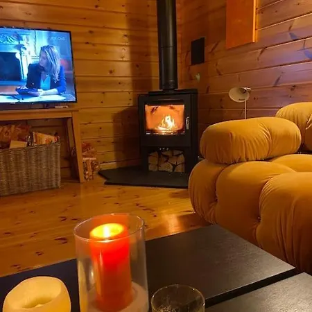בית נופש Large Luxury Log Getaway