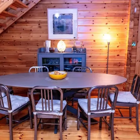 Large Luxury Log Getaway *
